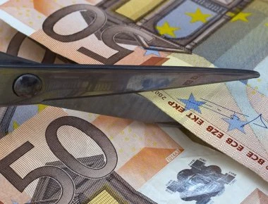 Κλείνει η συμφωνία: Περικοπές σε συντάξεις από το 2019 και μείωση αφορολογήτου από το 2020